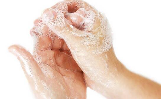 Peeling do dłoni – jak działa i jakie korzyści przynosi skórze rąk