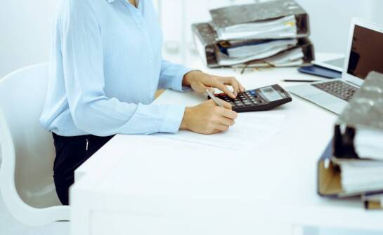 Zakres usług biur rachunkowych – co obejmuje standardowa i dodatkowa obsługa?