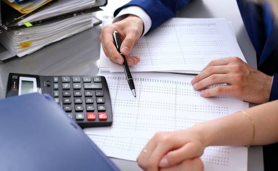 Jak wygląda obsługa księgowa firm? Kluczowe informacje i korzyści