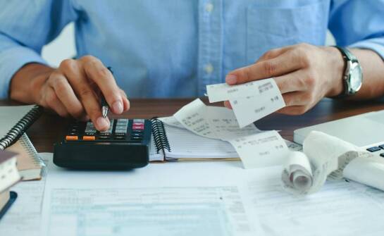 Jak działa obsługa płacowa i jakie korzyści niesie dla firm?