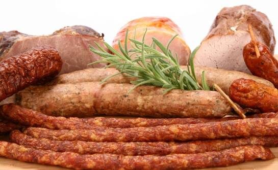 Jak powstają naturalne wyroby wędliniarskie i dlaczego warto je wybierać