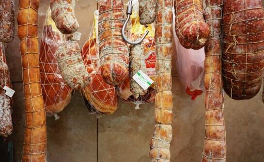 Jak działa zakład wędliniarski? Proces produkcji tradycyjnych wędlin