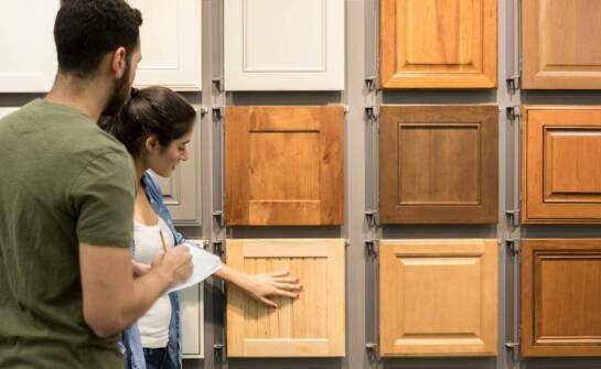 Jak wybrać idealną szafę na wymiar – praktyczne wskazówki i inspiracje