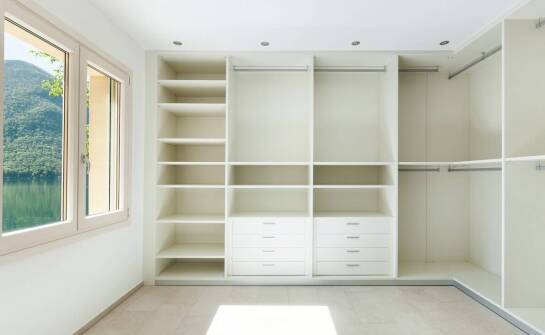 Jak wybrać idealną szafę na wymiar? Praktyczne porady i inspiracje