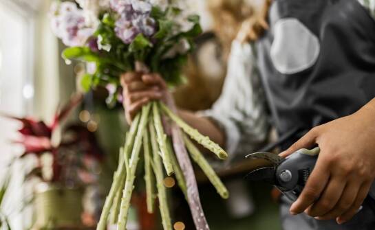 Jak wybrać wiązankę pogrzebową? Przegląd tradycji i symboliki kwiatów