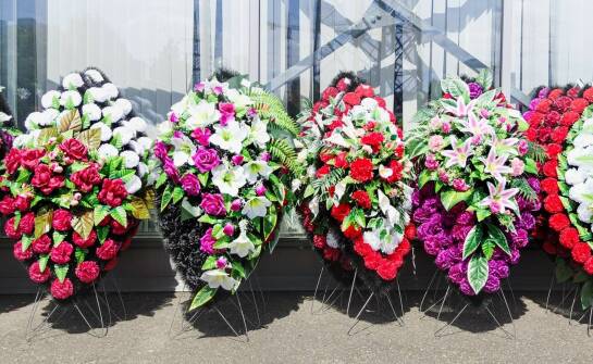 Jak wybrać odpowiednią wiązankę pogrzebową? Porady i inspiracje