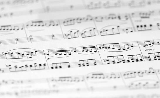 Muzyka podczas ostatniego pożegnania – jak wybrać odpowiednią oprawę?