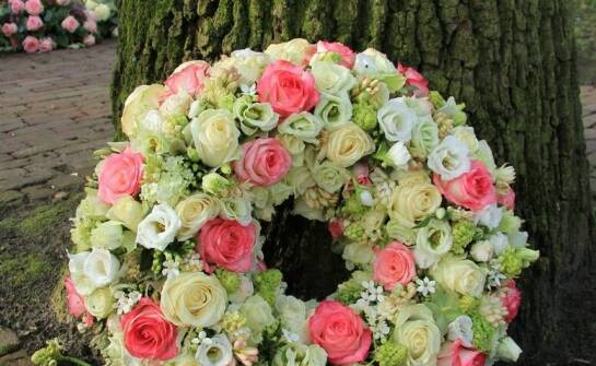 Jak wybrać wieniec pogrzebowy – najważniejsze informacje i inspiracje