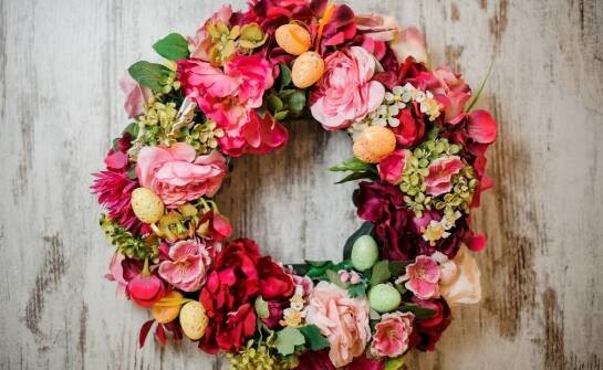 Jak wybrać odpowiedni wieniec pogrzebowy – najważniejsze informacje