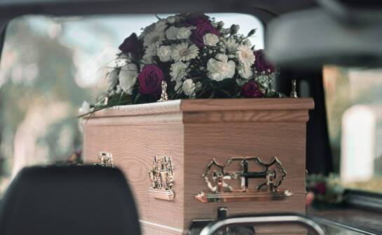 Jakie akcesoria pogrzebowe warto wybrać? Przegląd najpopularniejszych rozwiązań
