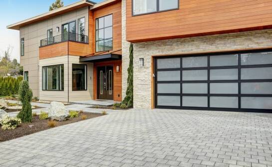 Jak wybrać bramę garażową? Porównanie rodzajów i najważniejsze cechy