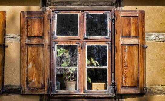 Zalety okien drewnianych – co warto wiedzieć przed wyborem?