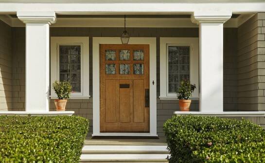 Jak wybrać solidne drzwi zewnętrzne? Najważniejsze cechy i trendy