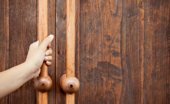 Czy warto decydować się na drewniane drzwi?