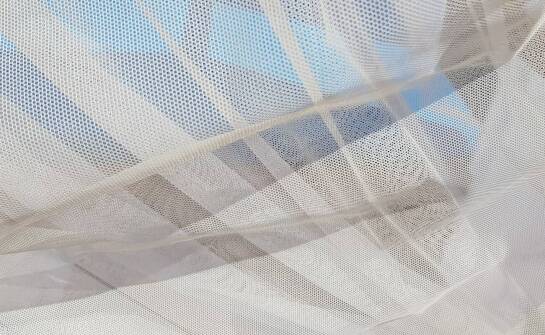 Jak wybrać moskitierę – praktyczne rozwiązania na letnie miesiące