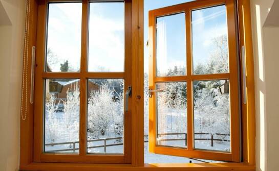 Zalety i wady okien drewnianych – co warto wiedzieć przed wyborem?