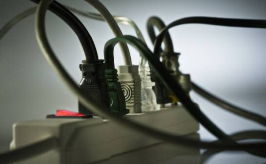 Jak działa zasilacz UPS i kiedy warto go zastosować w domu lub firmie