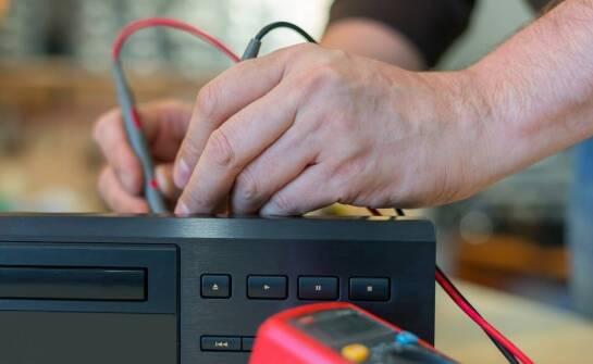 Zasilacze awaryjne UPS – jak działają i kiedy warto je stosować?