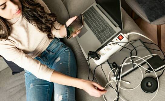 Jak działa zasilacz UPS i kiedy warto go zastosować w domu lub biurze