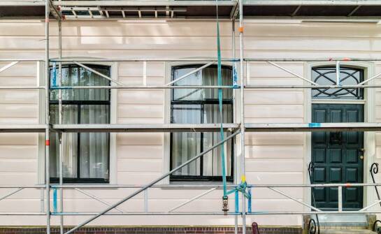 Rusztowania na budowie – najważniejsze informacje o wynajmie i zastosowaniu