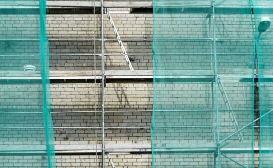 Jak wybrać rusztowania do wynajmu – kluczowe informacje i porady