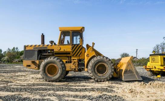 Jak sprawnie wypożyczyć maszyny budowlane i na co zwrócić uwagę?