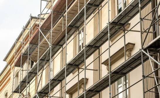 Jak bezpiecznie i efektywnie korzystać z rusztowań na placu budowy