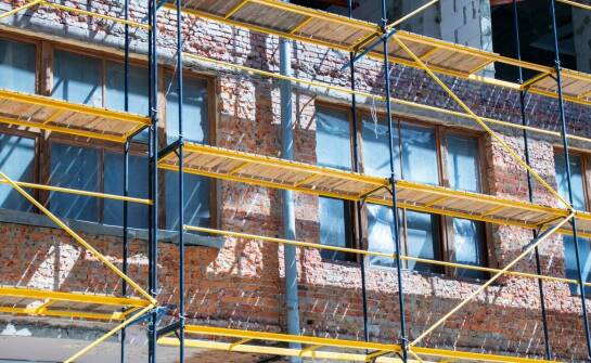 Jak bezpiecznie zorganizować wynajem rusztowań na potrzeby budowy
