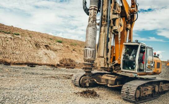 Jak działa wynajem sprzętu budowlanego i kiedy warto z niego skorzystać?