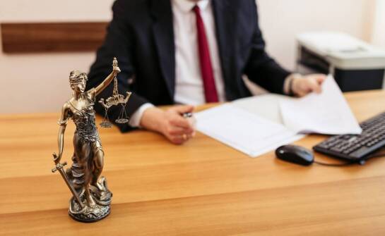 Jak działa kancelaria adwokacka i kiedy warto skorzystać z jej pomocy?