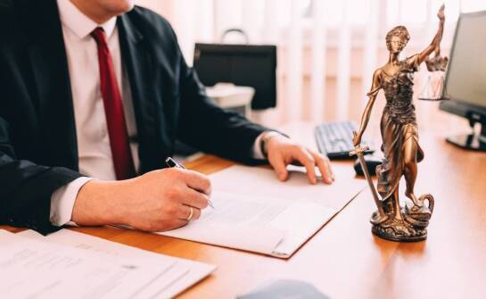 Jak wybrać adwokata i czym kierować się przy wyborze kancelarii prawnej