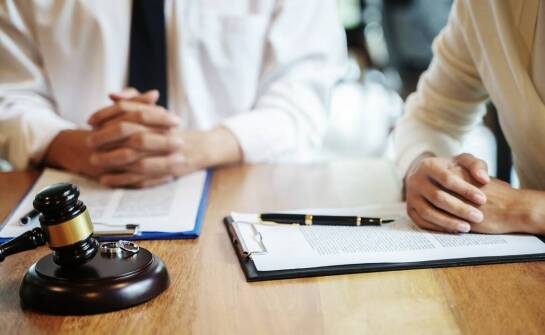 Jak wybrać odpowiednią kancelarię prawną i na co zwrócić uwagę przy wyborze