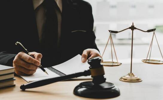 Jak działa pomoc prawna w sprawach karnych i na czym polega rola adwokata