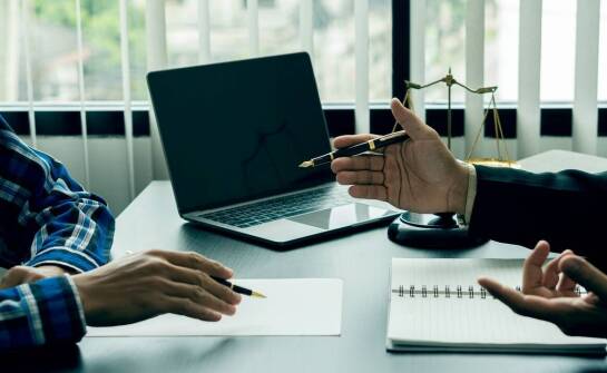 Jak działa kancelaria prawna i w jakich sprawach może pomóc?