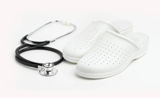 Buty medyczne – najważniejsze cechy i zastosowanie w codziennej pracy