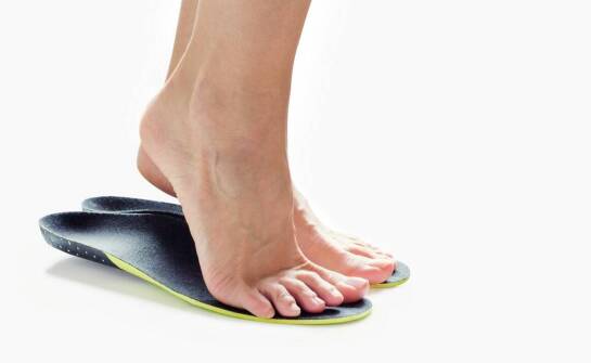 Klapki medyczne – jak wybrać najwygodniejsze obuwie do pracy?