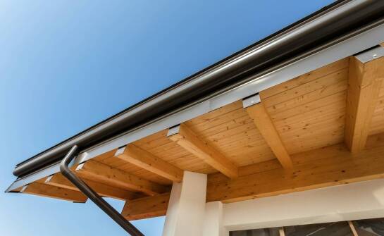 Pomysły i inspiracje na funkcjonalne zadaszenia do domu i ogrodu