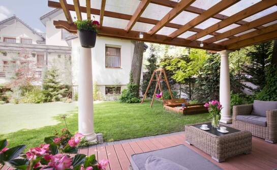 Pergole tarasowe – jak wybrać idealne zadaszenie do ogrodu i na taras