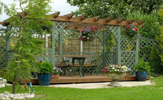 Pergole tarasowe – praktyczne rozwiązania i inspiracje do aranżacji tarasu