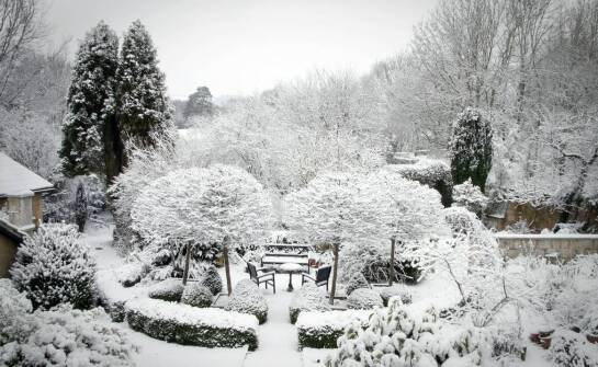 Ogrody zimowe – inspiracje i korzyści z posiadania całorocznej oranżerii