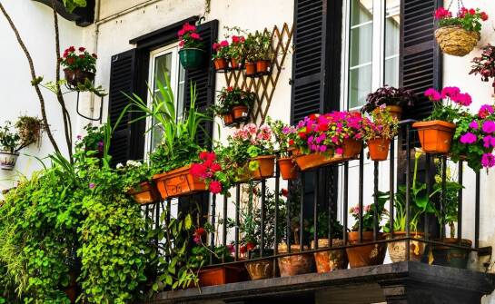 Zabudowa balkonu – zalety, rodzaje i najważniejsze informacje przed decyzją