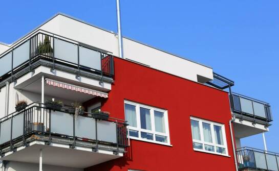 Pomysły na zabudowę balkonu – inspiracje, zalety i najważniejsze informacje