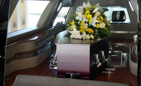 Jak przebiega transport urny z prochami samolotem? Najważniejsze informacje