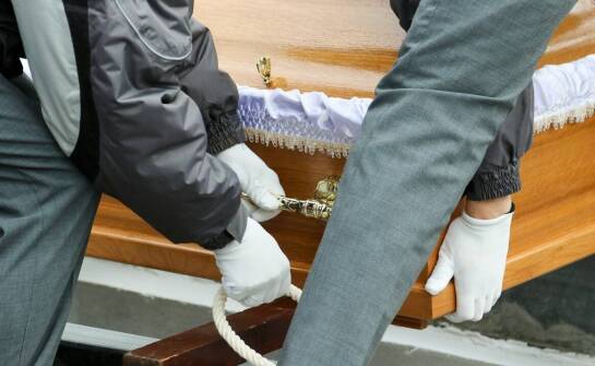 Jak przebiega transport zwłok z zagranicy do Polski – ważne informacje