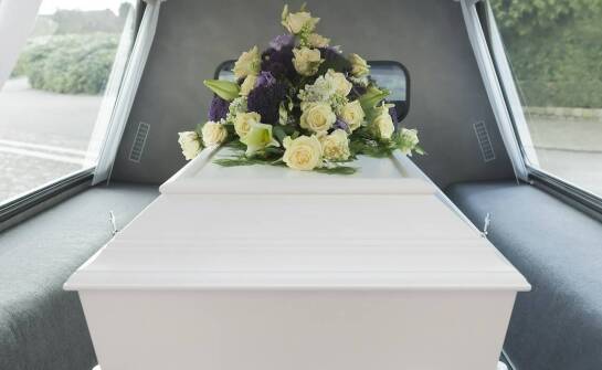 Jak przebiega transport zwłok i jakie formalności są z nim związane?