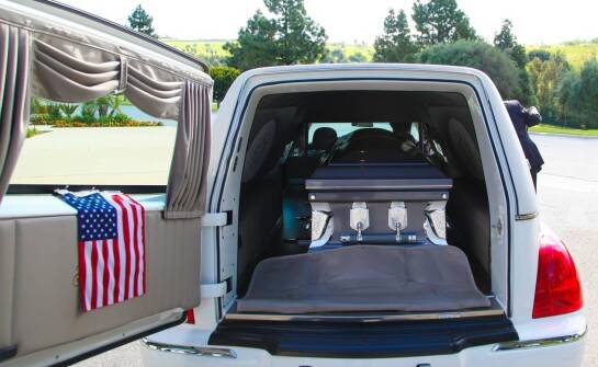 Jak wygląda transport ciała z USA do Polski? Najważniejsze informacje i procedury