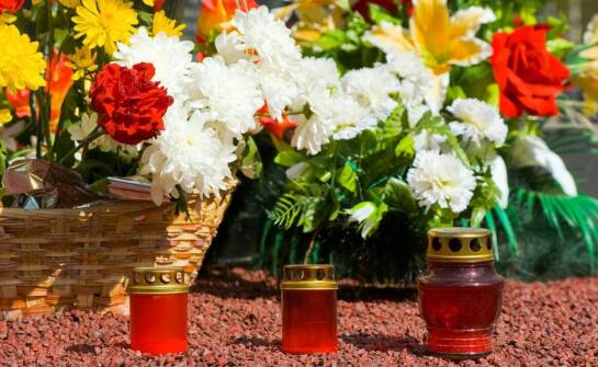 Jak wygląda transport urny z prochami z USA? Najważniejsze informacje