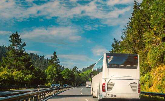 Jak przebiega transport zmarłych z zagranicy – najważniejsze informacje