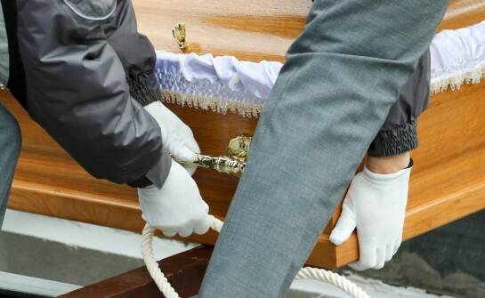 Jak przebiega transport zwłok z USA do Polski i jakie formalności obowiązują