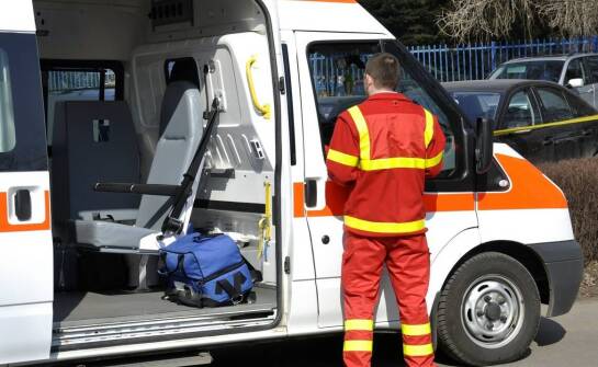 Jak przebiega transport ciała z zagranicy? Kluczowe informacje i procedury